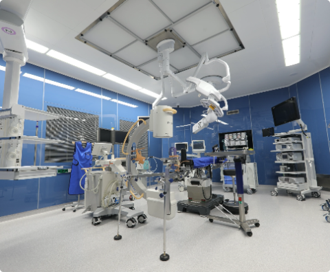 Operaciona sala sa medicinskim instrmentima, stolom, lampama i opremom