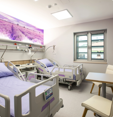 opšta bolnica new hospital bolnička sona sa dva kreveta i medicinskim nameštajem