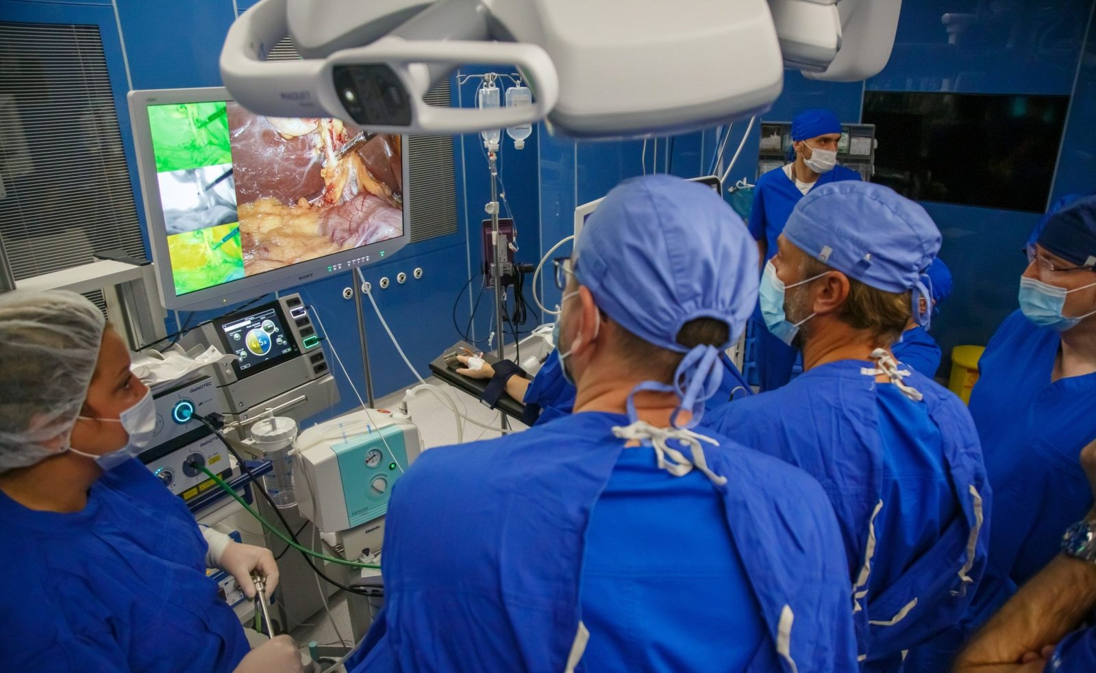 hirurzi koriste Veqtron kameru za endoskopsku i otvorenu hirurgiju u opštoj bolnici New Hospital