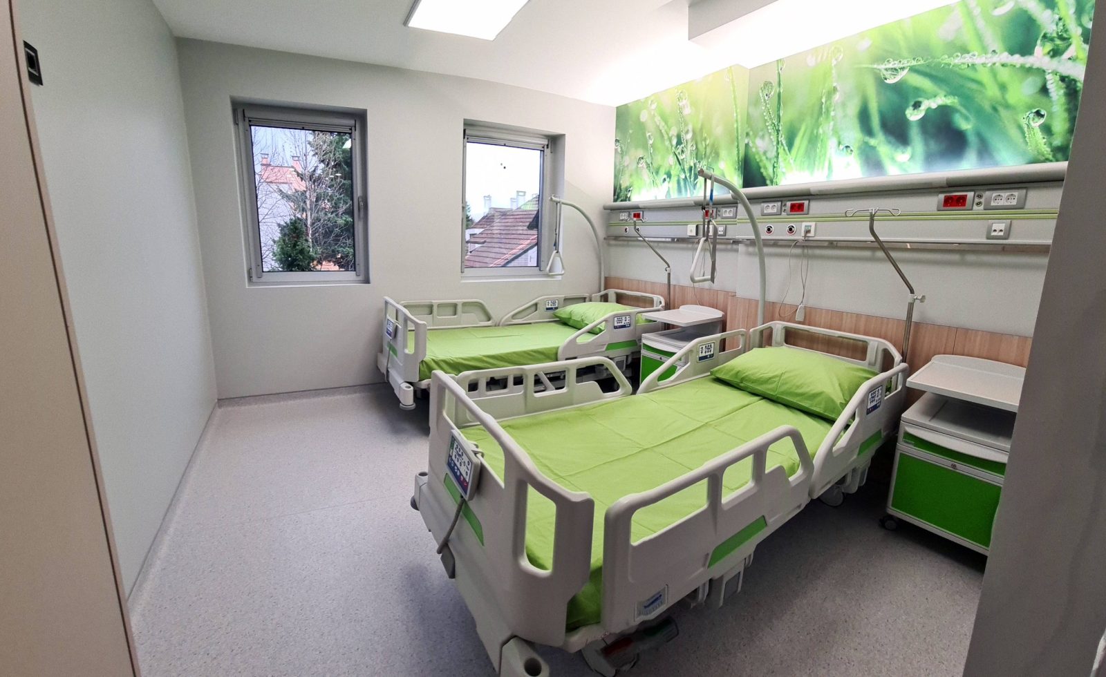 opšta bolnica new hospital bolnička soba sa dva kreveta i nameštajem