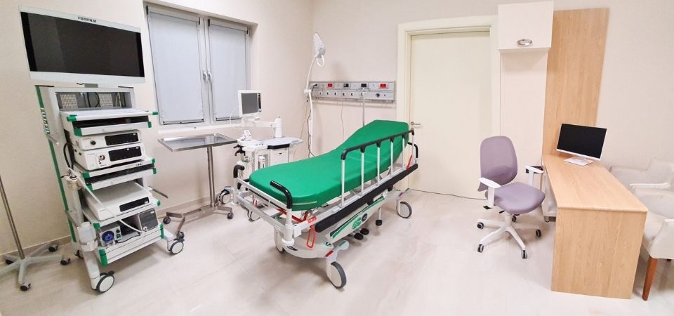 Ambulanta New Hospital sa medicinskim krevetom i uređaji za dijagnostiku