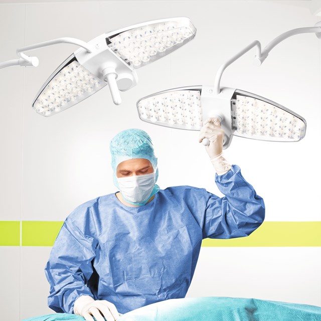 Hirurg podešava operacionu lampu Getinge Maquet Lucea